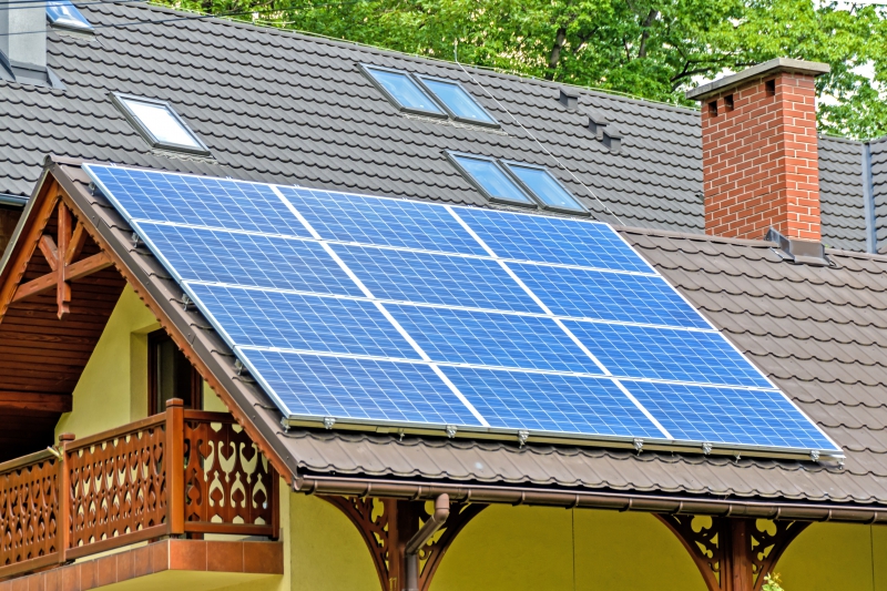 chauffagiste-GRIMAUD-min_solar-panels-1477987